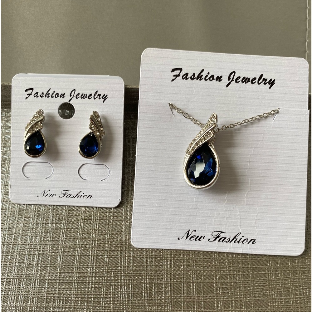 Fashion chain and earrings dark blue centre stone trailed with small stones